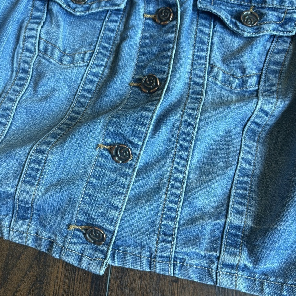 Baccini Denim Vest, flower Buttons, Size M (F21) - Picture 4 of 5